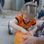 Keira - gutting the pumpkin